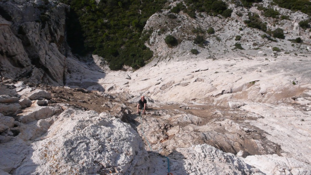 Julian dans le 7b+ de "au dela de la verticale" à La Concave, Calanques de Luminy