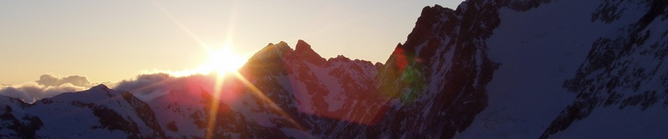 lever de soleil en traversant le Glacier Blanc