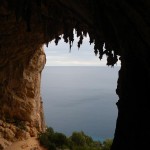 un beau plafond de stalactites observable du sommet d'un 6b